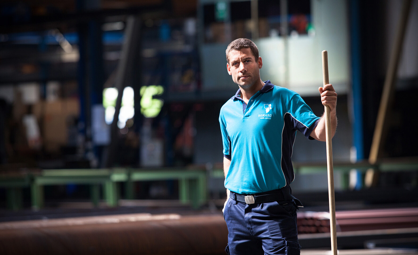 Schoonmaakmedewerker van Romaro Schoonmaakgroep aan het werk in fabriekshal in Spijkenisse