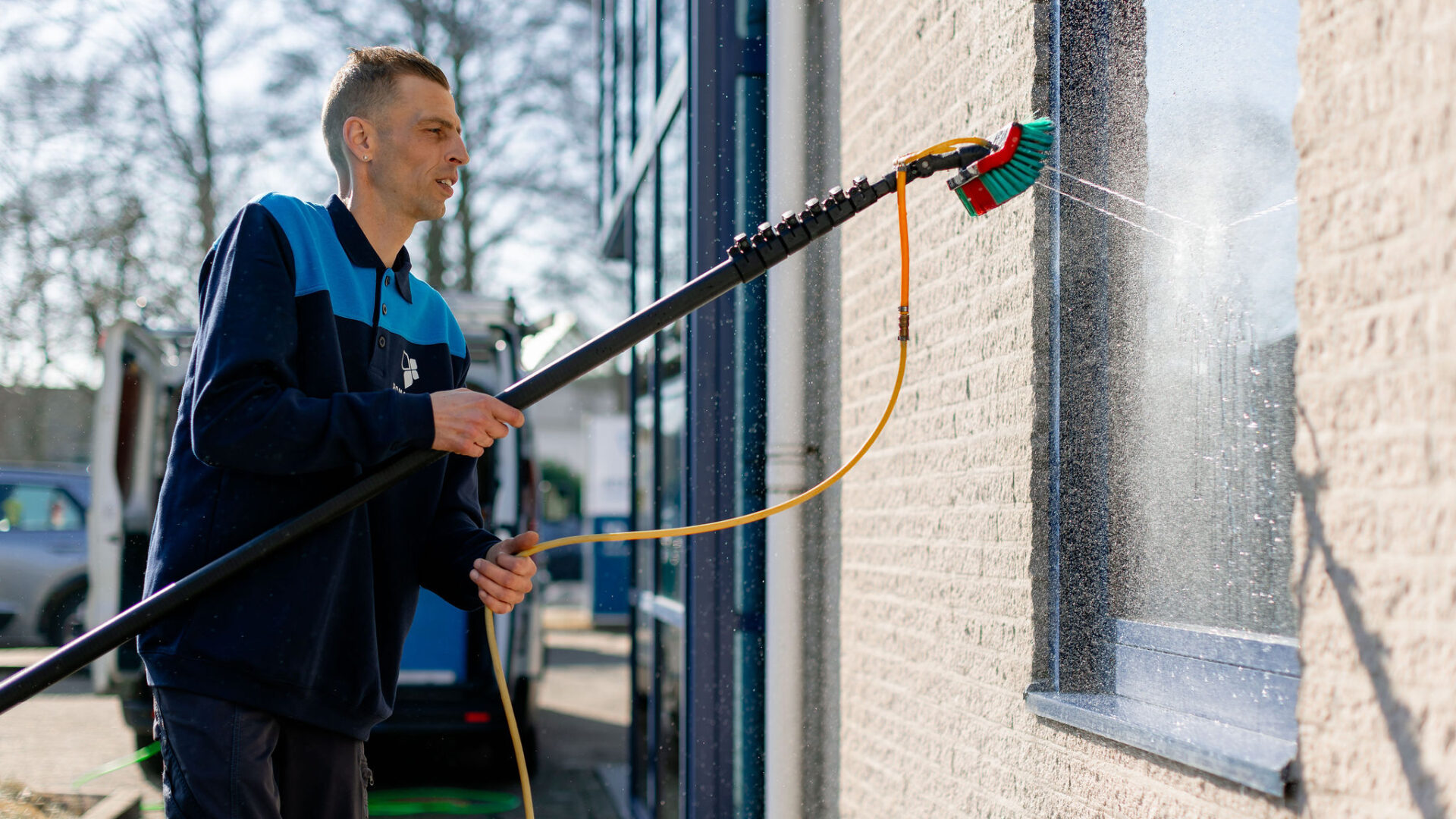 Glasbewassing van bedrijfspand in Houten door Romaro professionals