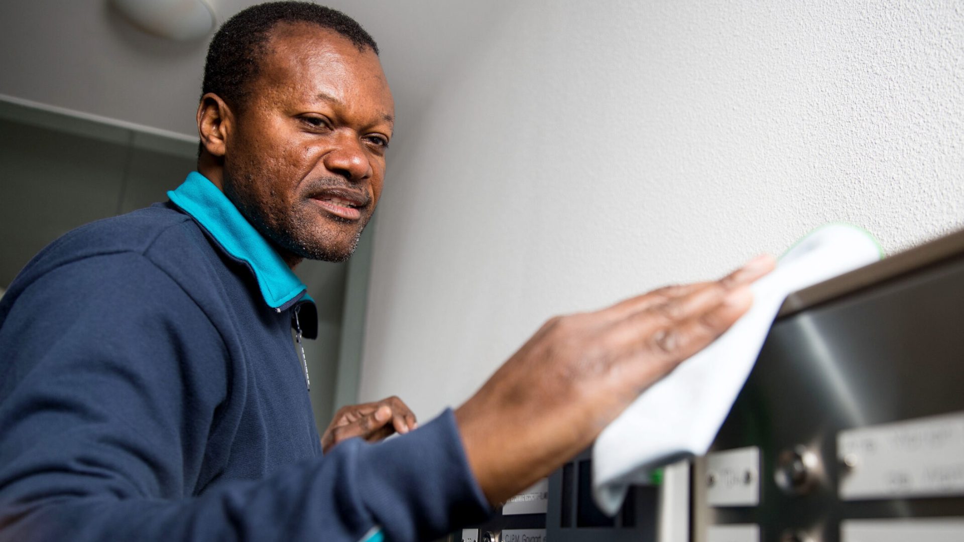Schoonmaakmedewerker van Romaro aan het werk in kantoorpand in Gouda